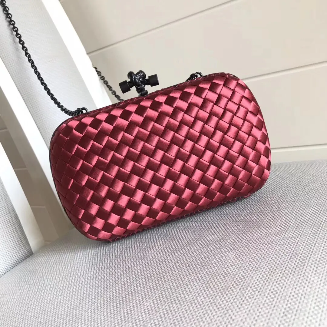 The latest and most popular Knot clutch from the 8651 counter is made of exquisite Japanese silk fabric with snakeskin piping. It looks elegant when worn cross-body or in the hand. It can also be carried by petite girls and can hold 2 iPhone X phones. Size: 20cm*12cm